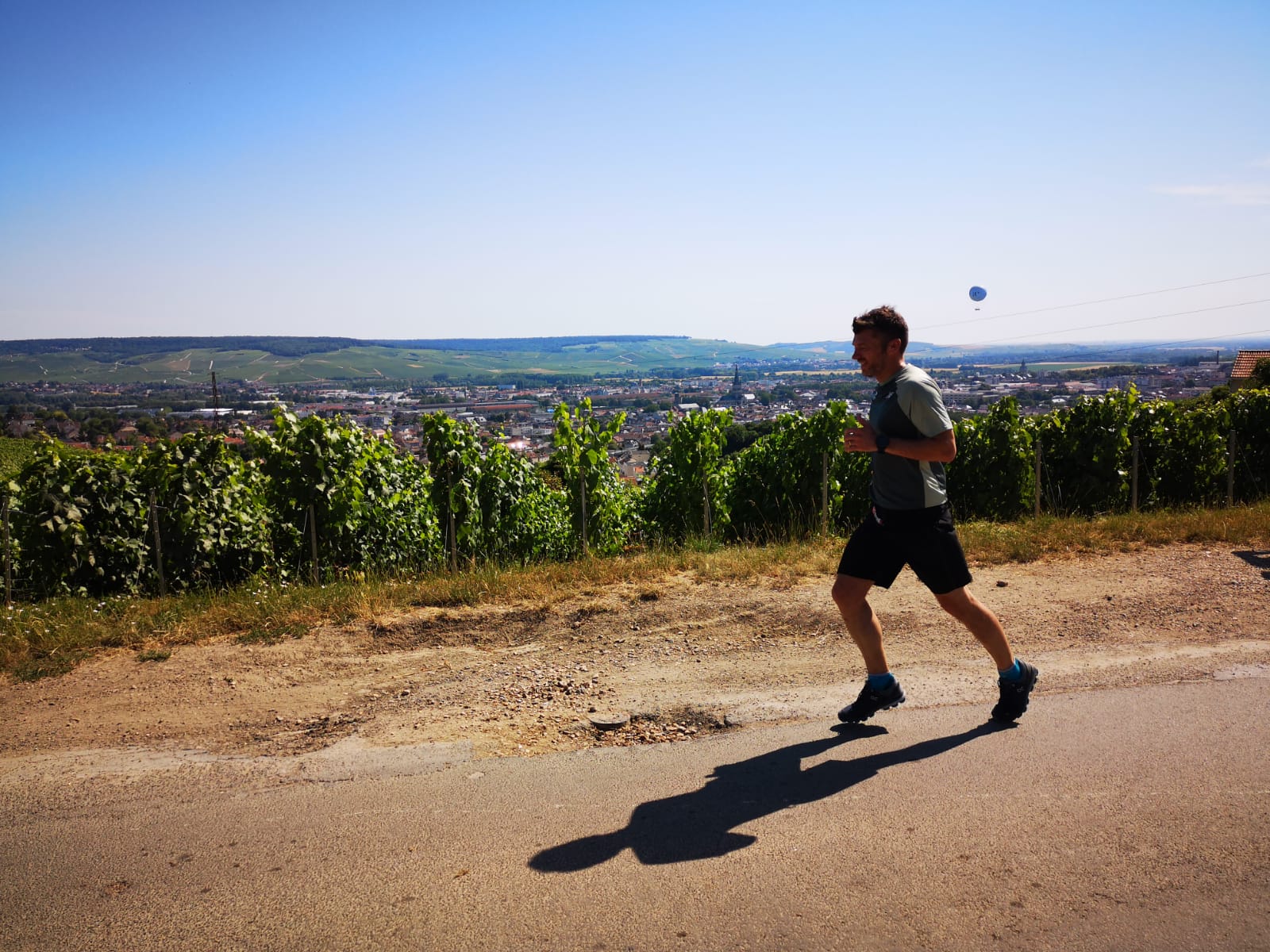Champagne running tour - Wine tours in a vintage van Reims Epernay
