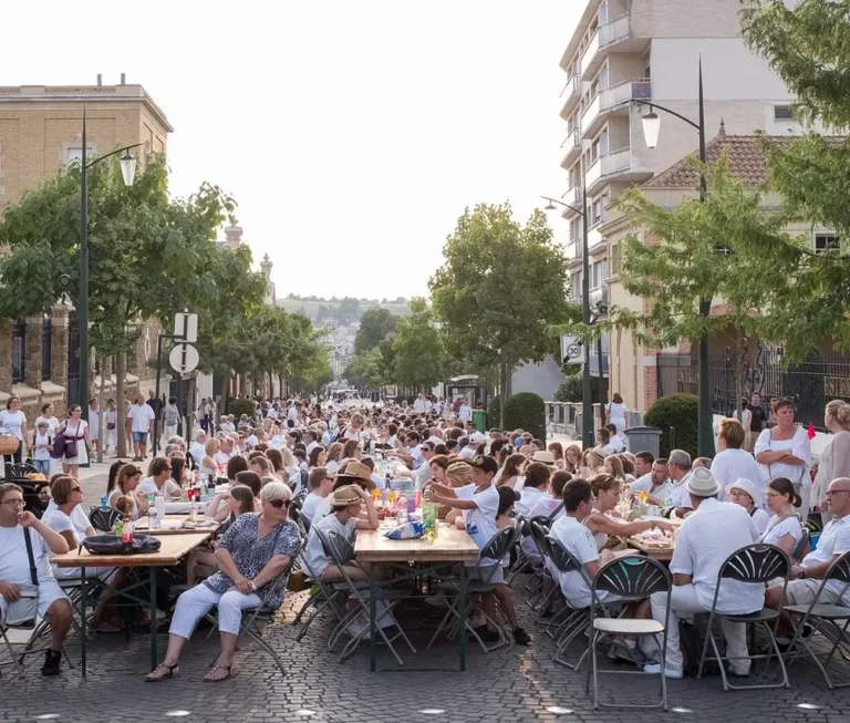soirée blanche dans l'avenue de Champagne à Épernay