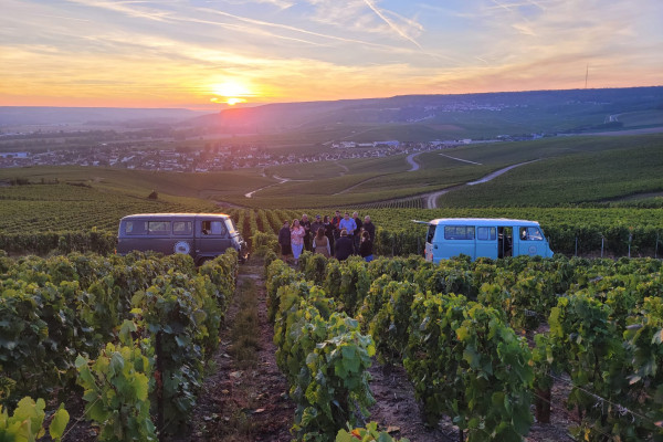 Deux estafettes dans les vignes de Champagne au coucher du soleil près de Épernay